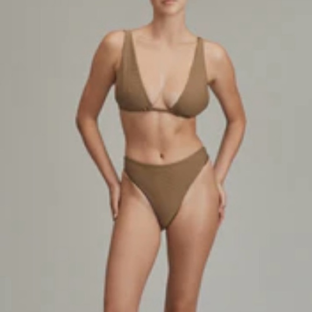 NWT Acacia Blake Bikini Top. Color Bear Dual Ribbed